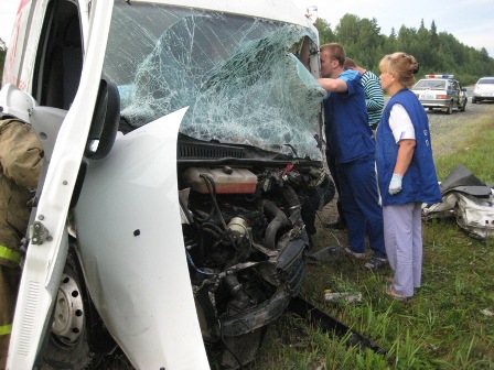 В районе Верхотурья на Серовском тракте произошло ДТП с погибшими и пострадавшими. Фото