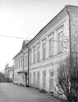 Главный фасад здания земского и уездного судов (1701, 1802 гг.). Фото 1985 г.